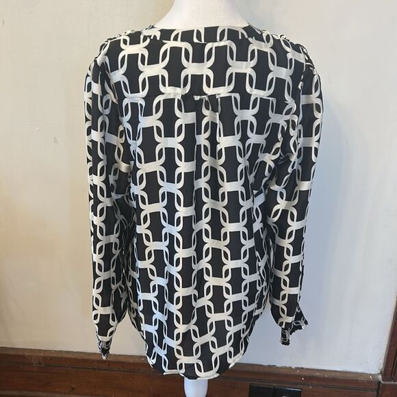 T Tahari Black and White Geometric Long sleeve blouse Size M New - Picture 3 of 11